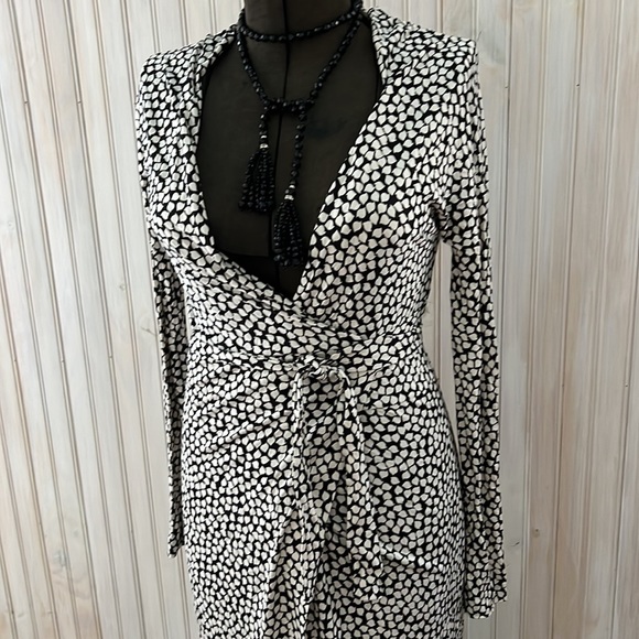 ✨HOST PICK✨ DIANE VON FURSTENBERG SILK BLK AND WHITE PRINT WRAP DRESS - SIZE 4 - Picture 3 of 8